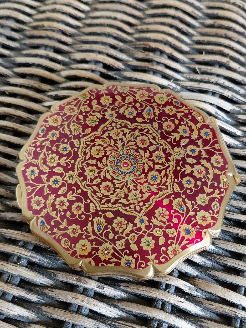 Vintage Stratton Made In England Ornate Compact